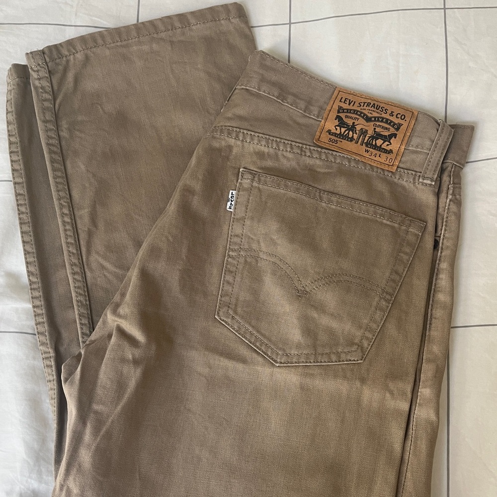 Men’s Levi straight khaki colored 505 jeans